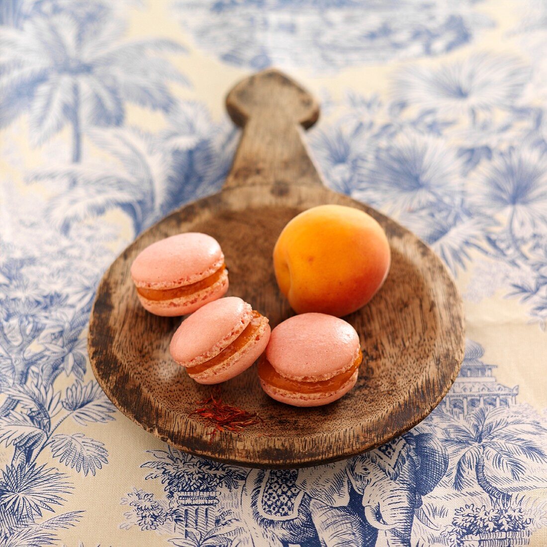 Aprikosen-Safran-Macaron