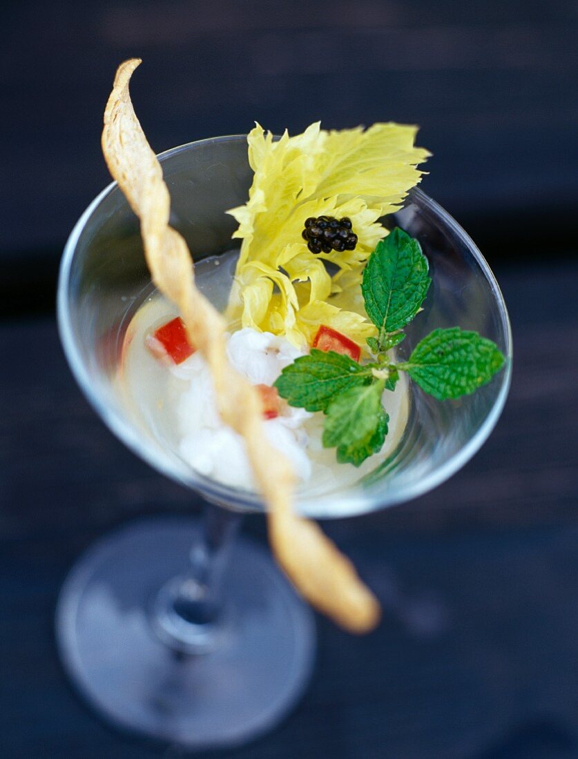 Cocktail mit Seeteufel in Zitrone mariniert