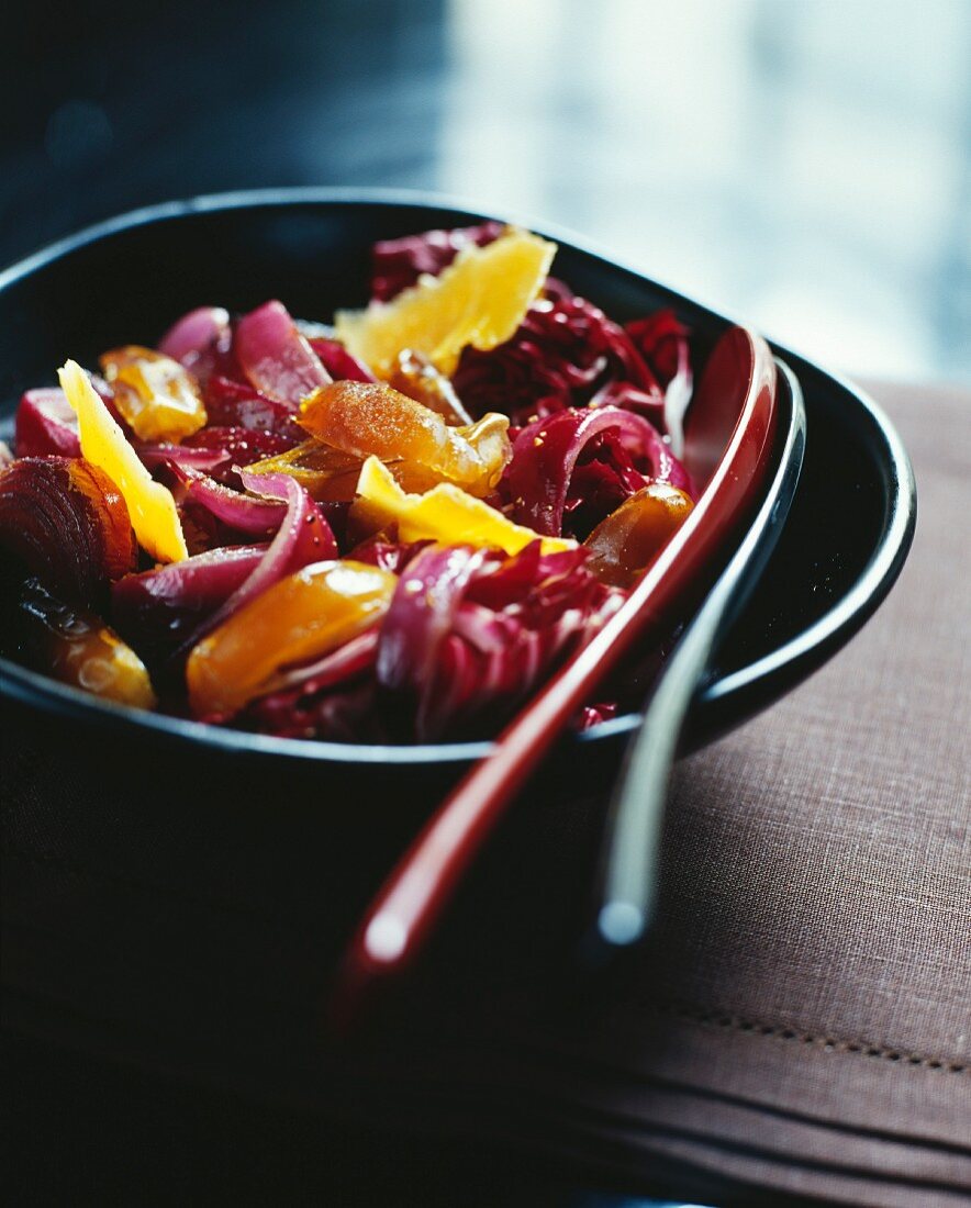 Salad with onion confit, dates and Comté cheese