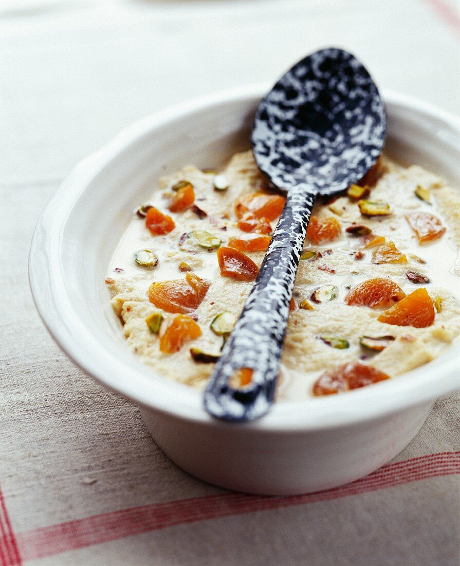 Semolina pudding with dried fruit