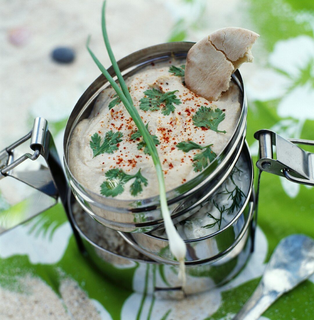 Hummus (Kichererbsencreme) mit Koriander