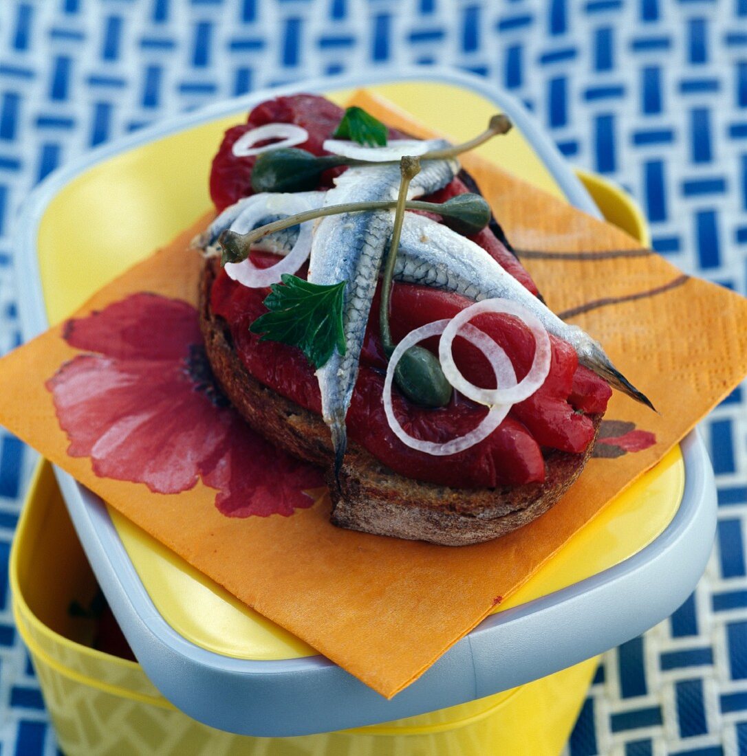 Piquillo-Paprika mit frischen Sardellen und Kapern auf Röstbrot