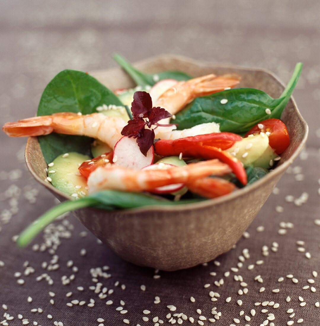 Spinach and prawn salad with sesame seeds