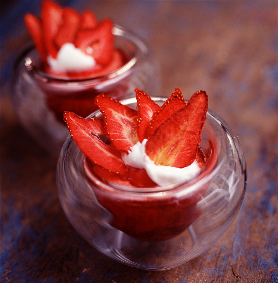 Erdbeermousse mit getrockneten Erdbeeren im Glas