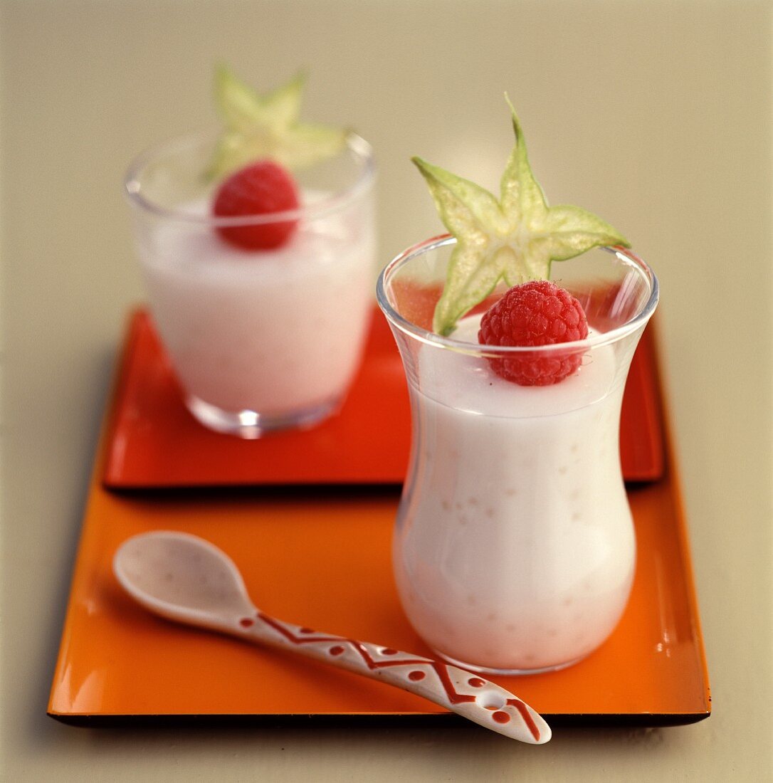 Mousse mit Erdbeeren und Carambolekaubonbon im Glas