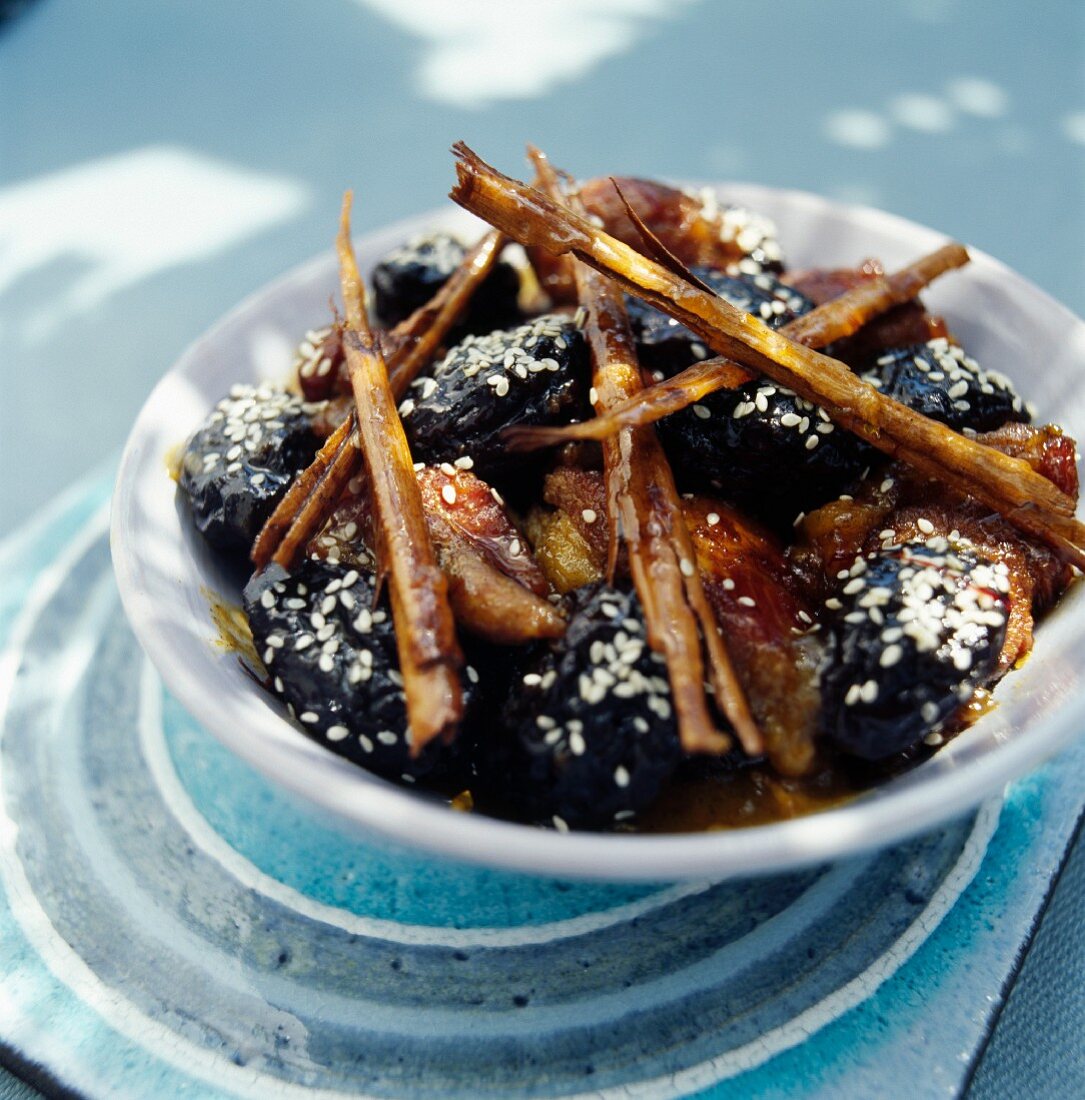 Braised plums and baked plums with sesame seeds and cinnamon