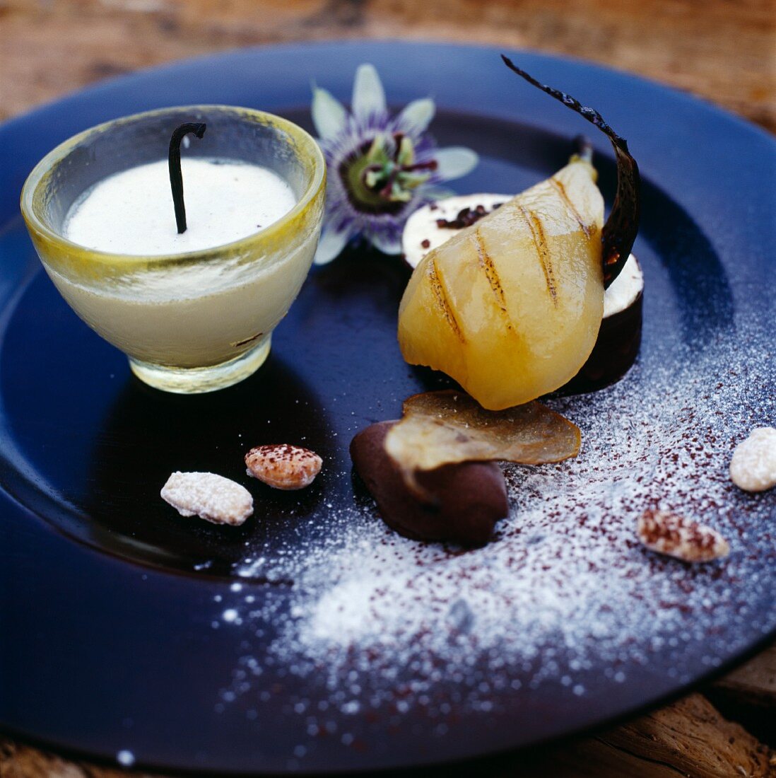 Pochierte Birne mit Vanillecreme