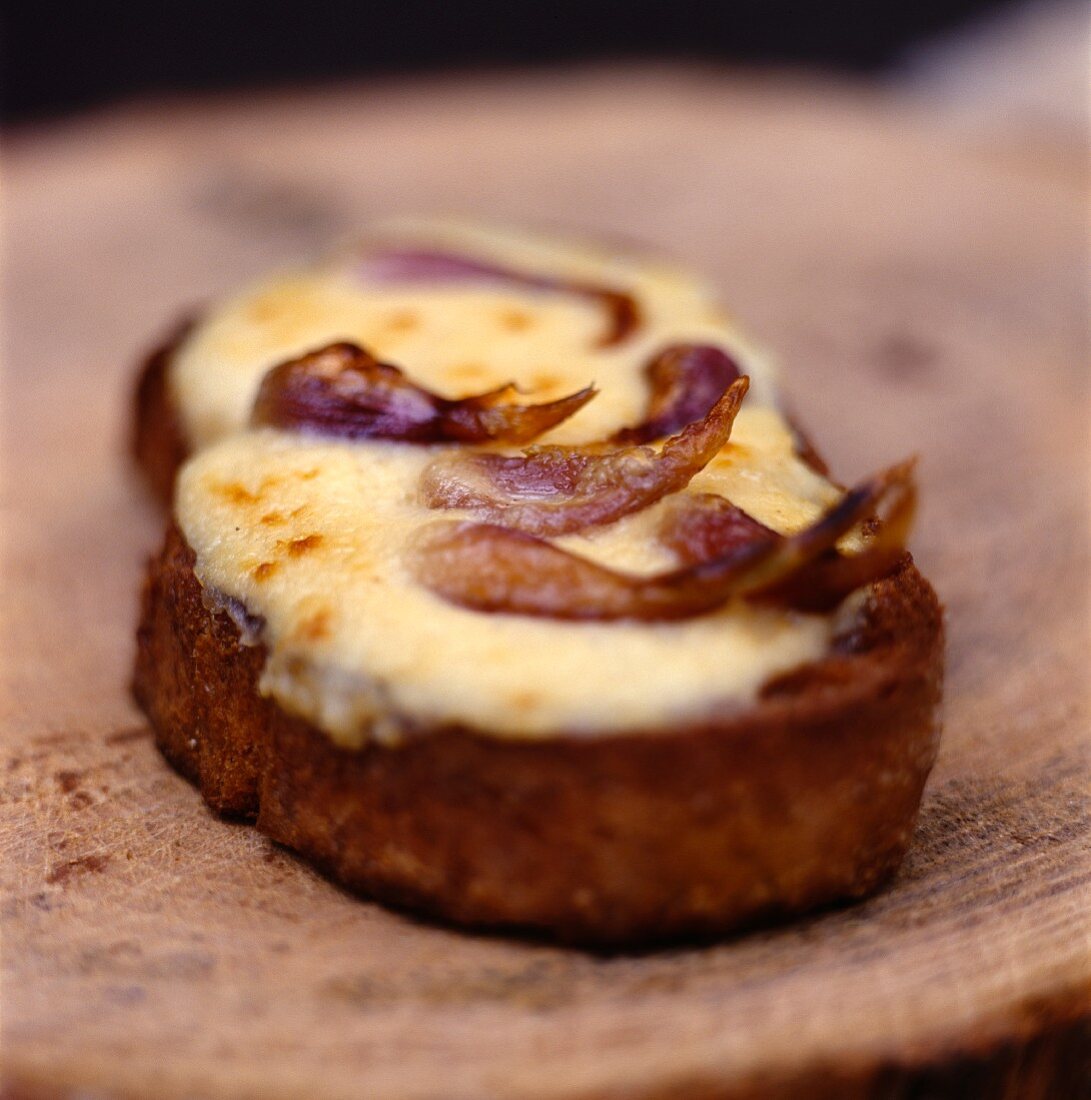 Tartine with raclette cheese and shallots