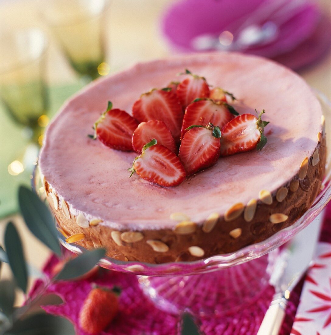 Erdbeerkuchen mit firschen Erdbeeren