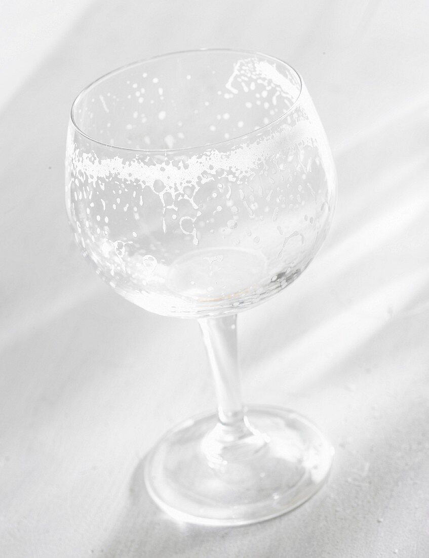Mousse-Rest auf einem Glas