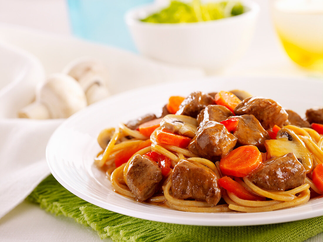 Spaghetti with beef and carrots