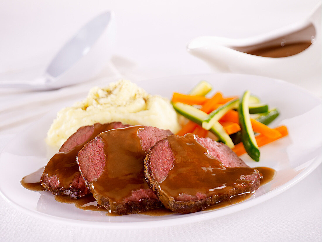 Roast beef with gravy,mashed potatoes and vegetables