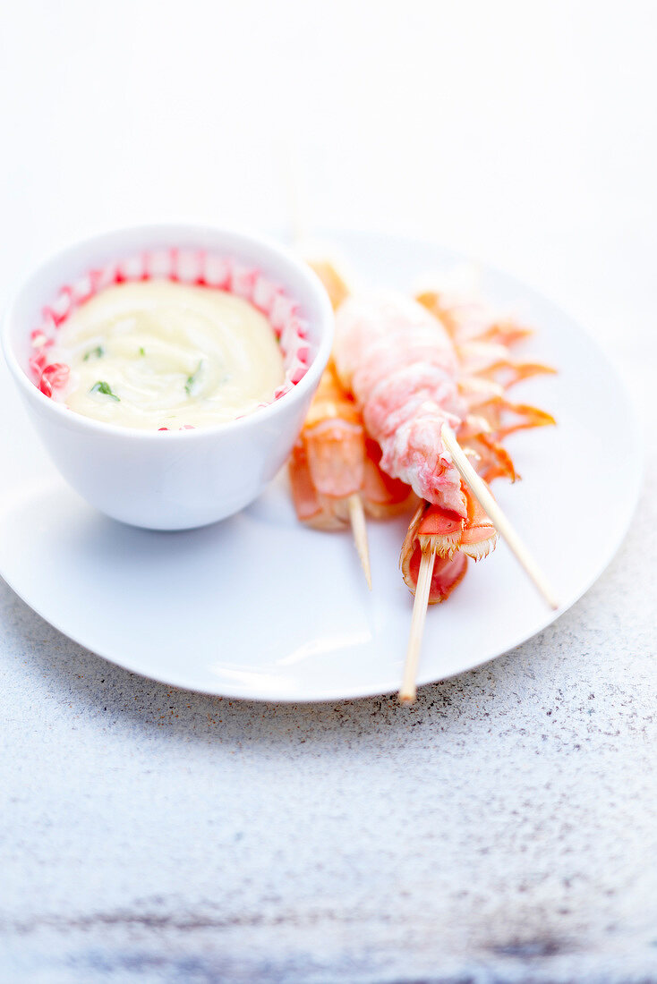 Shrimp skewers with yoghurt sauce