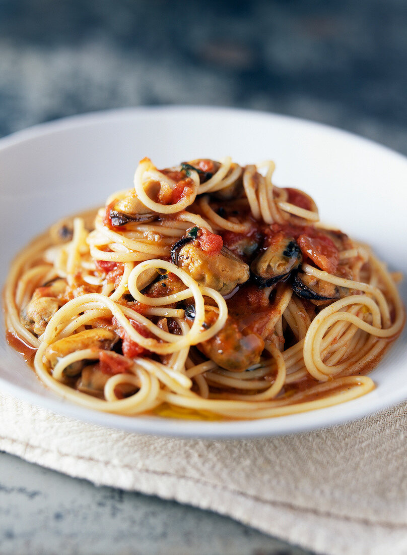 Spaghetti with mussel and tomato sauce
