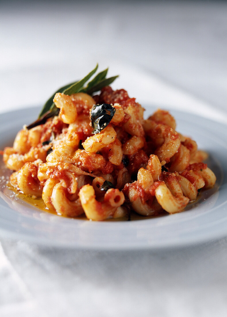 Cellentani-Nudeln mit Tomaten-Mozzarella-Sauce