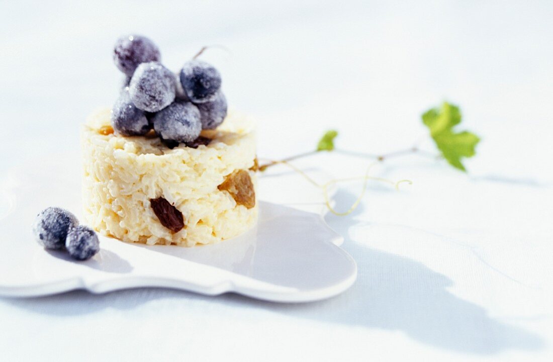 Rice pudding with grapes and raisins