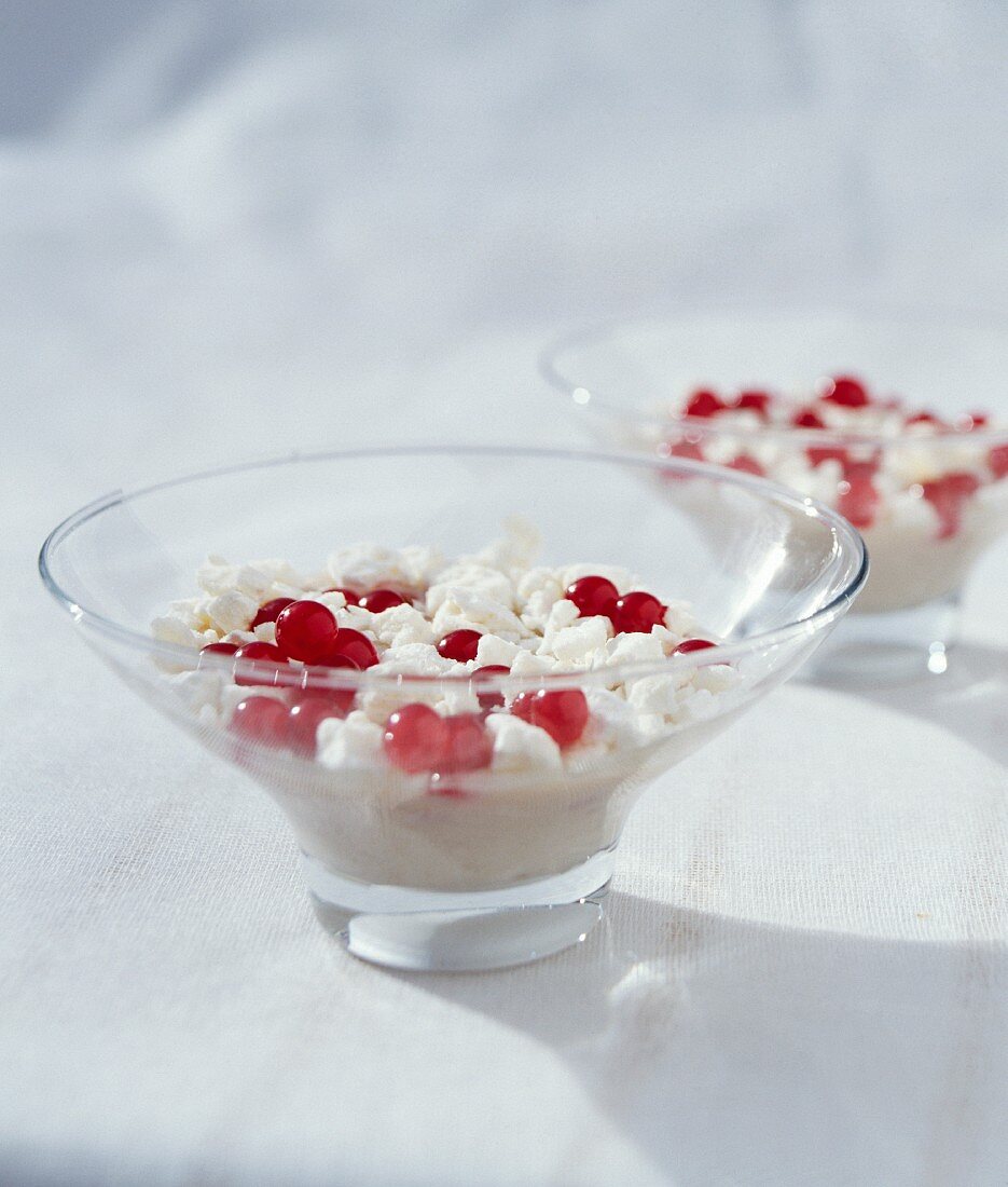 Bananen-Milchshake mit Baiser und roten Johannisbeeren