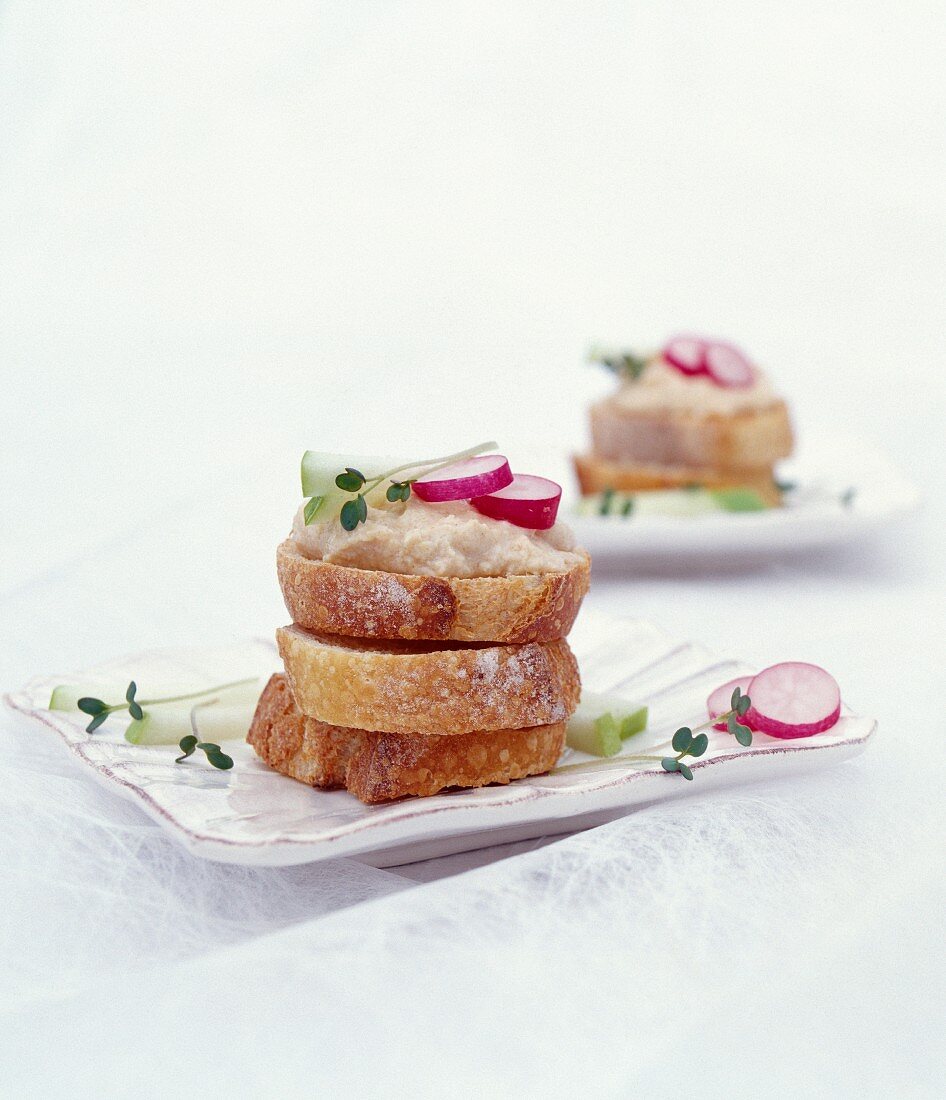 Tarama (Kabeljau-Kaviarcreme) mit Kokosmilch auf Brot