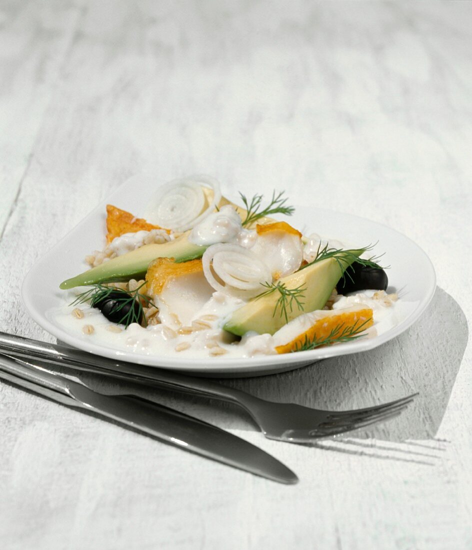 Avocado-Salat mit Gerste, Schellfisch und Joghurtsauce