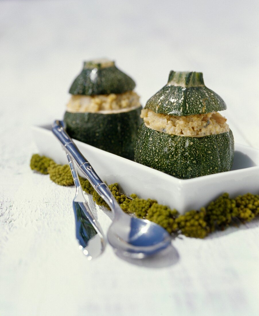 Gefüllte runde Zucchini mit Hirse, Gorgonzola und Birne