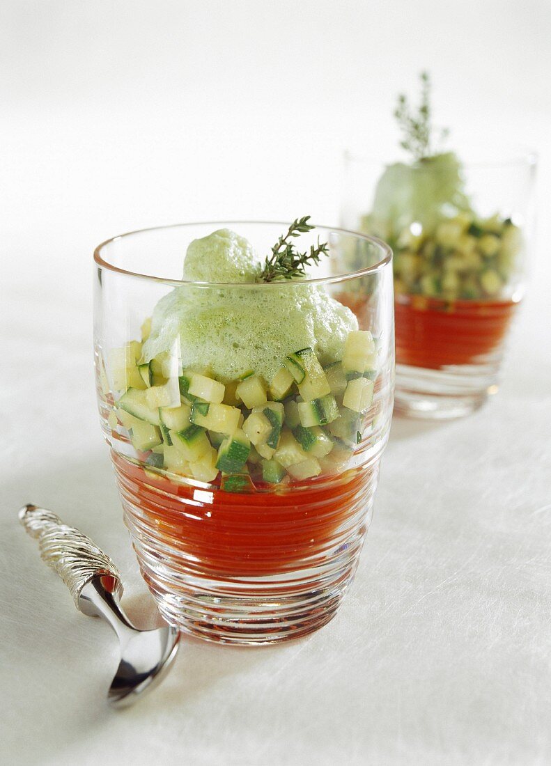 Rotes Paprikapüree mit Zucchini und Thymian-Emulsion, in Gläsern serviert