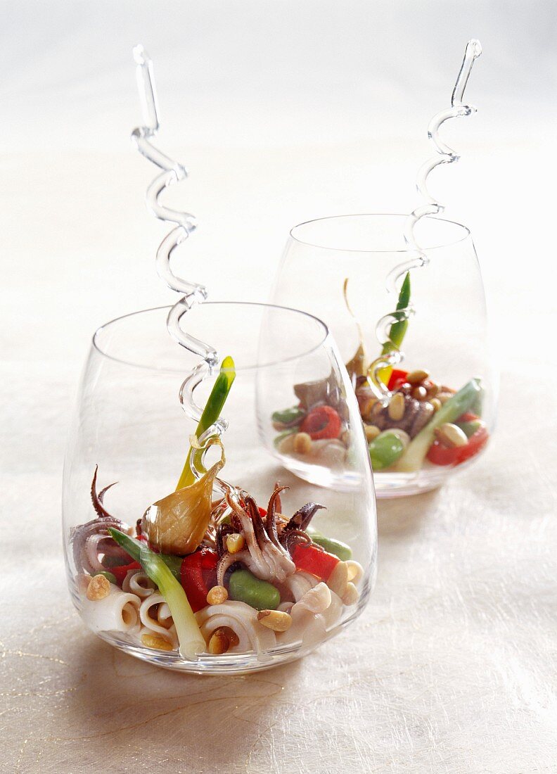 Sautierte Tintenfische, Frühlingszwiebel und Saubohnen mit Knoblauch, in Gläsern serviert