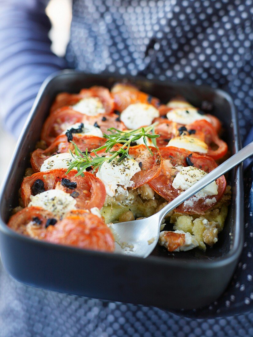 Tian (Französischer Gemüseauflauf) mit Fenchel, Kartoffeln, Kichererbsen, Tomaten und Ziegenkäse