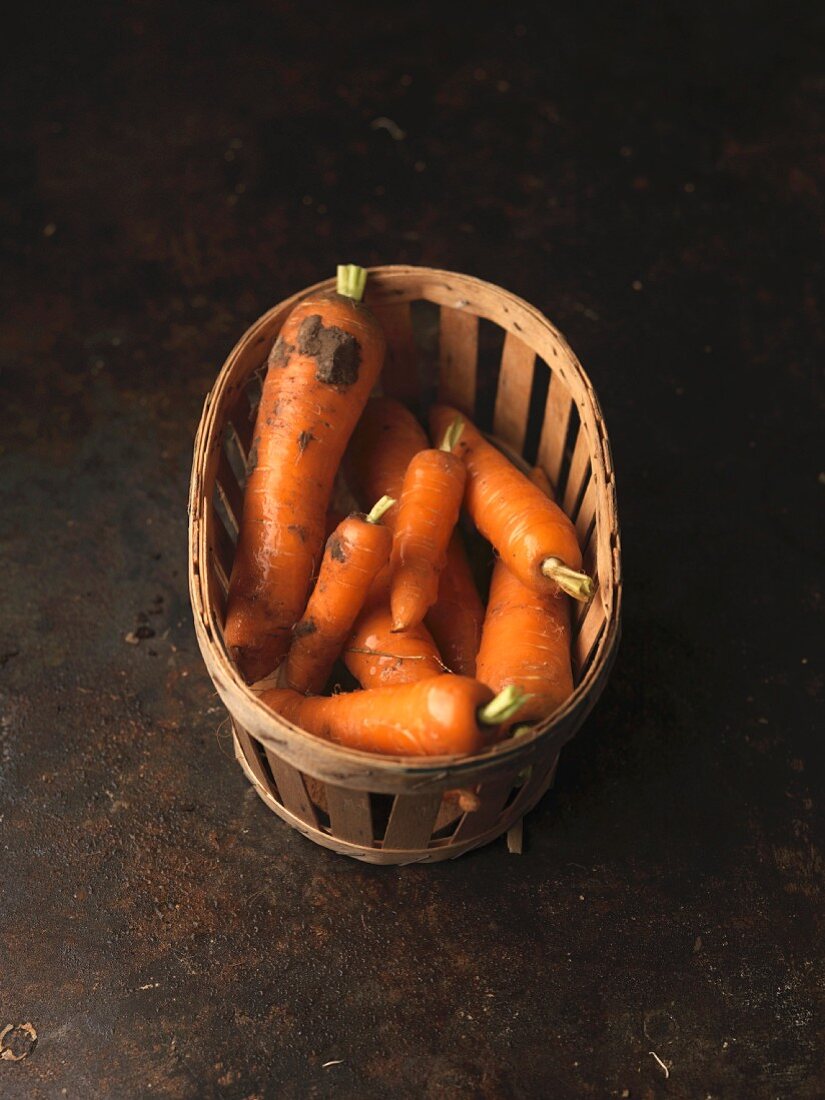 Korb mit Karotten