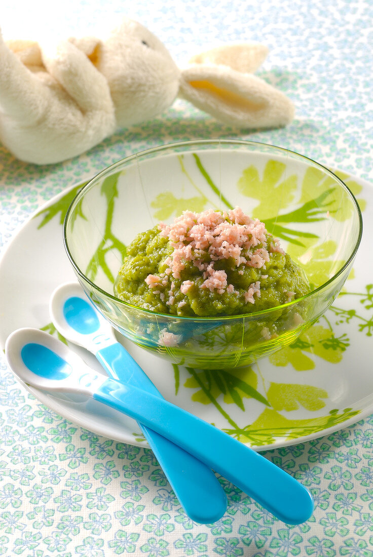 "Baby's mashed green vegetables with minced ham and ""Vache qui rit"""