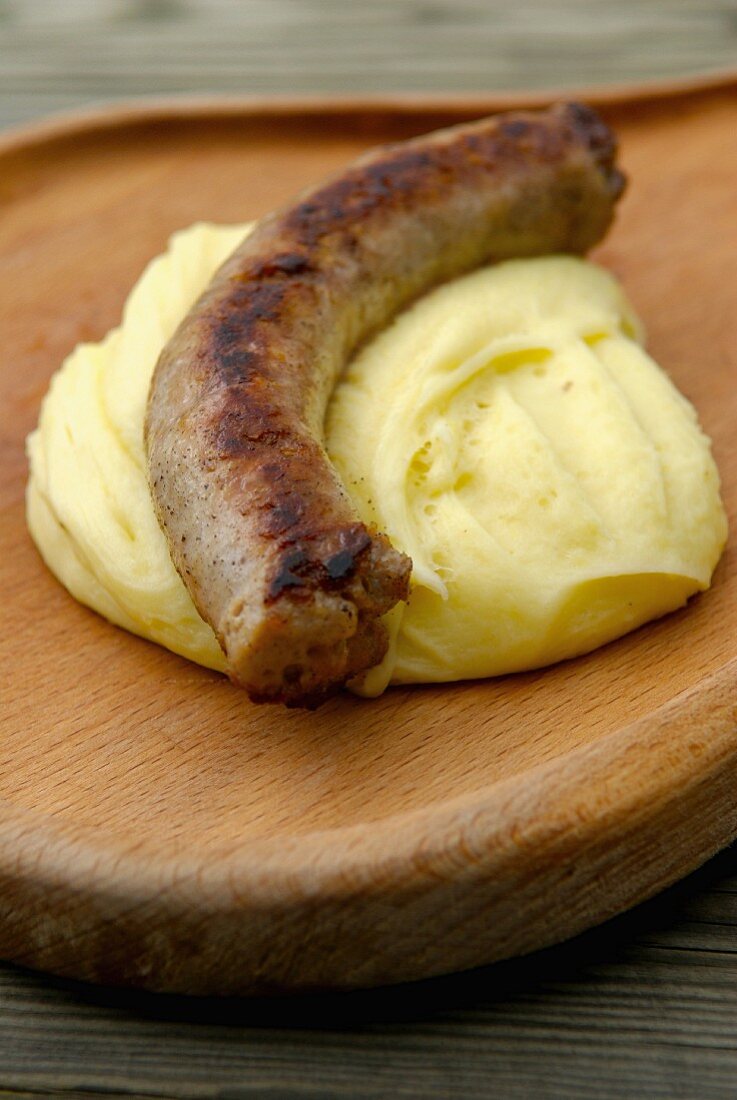 Grillwurst mit Aligot de l'Aubrac (Kartoffelpüree mit Tommé-Käse, Frankreich)