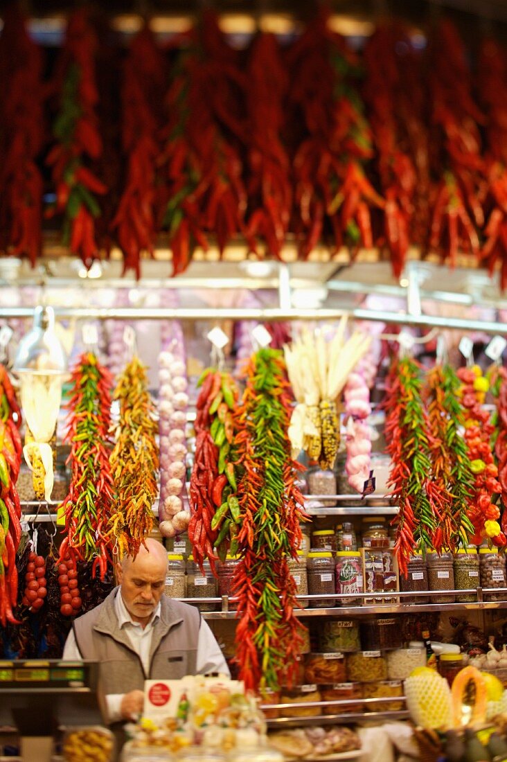 Marktstand mit Chilischoten, Knoblauch und eingelegtem Gemüse