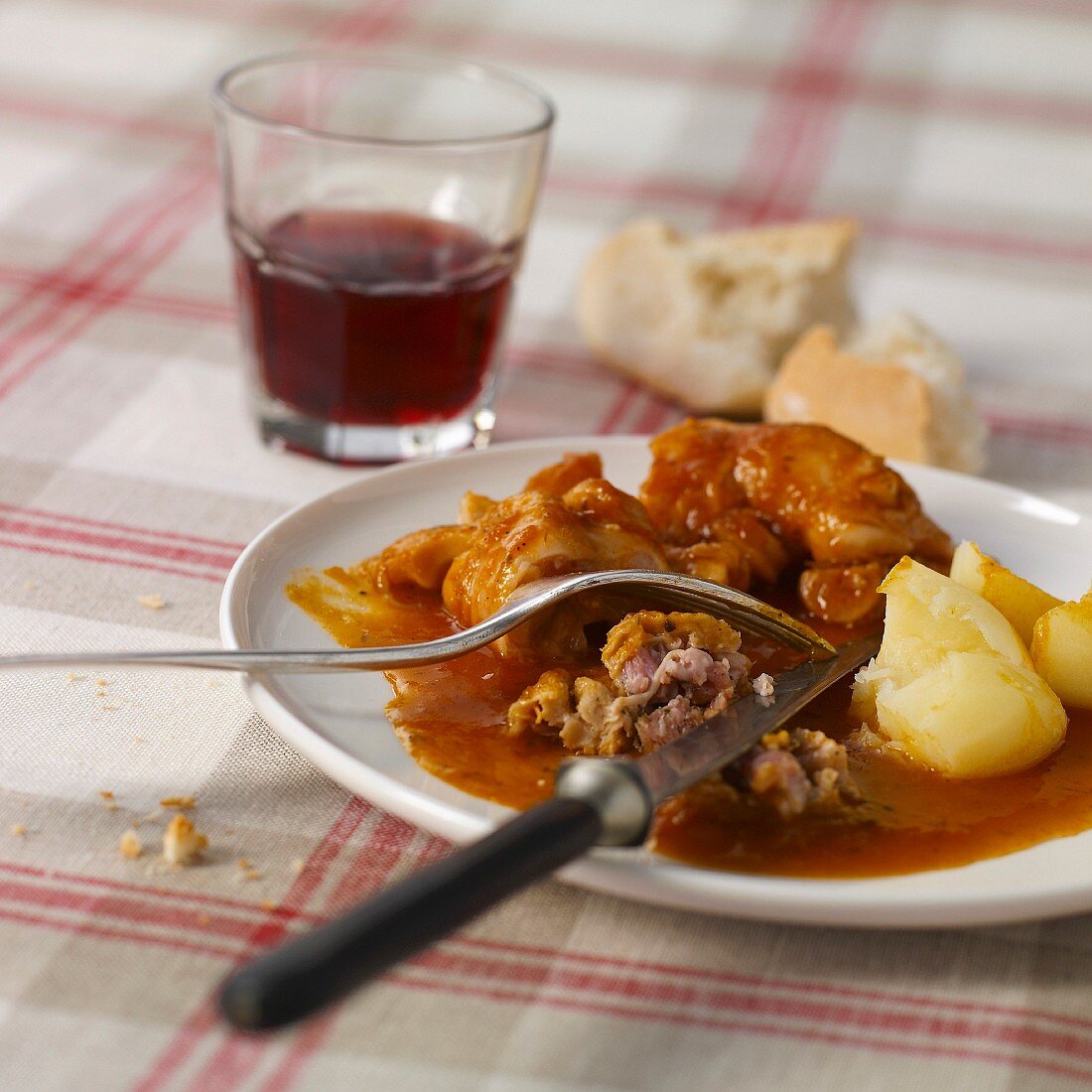 Pieds paquets (Hammelrouladen und Hammelfüsse in Tomaten-Weissweinsauce, Marseille)