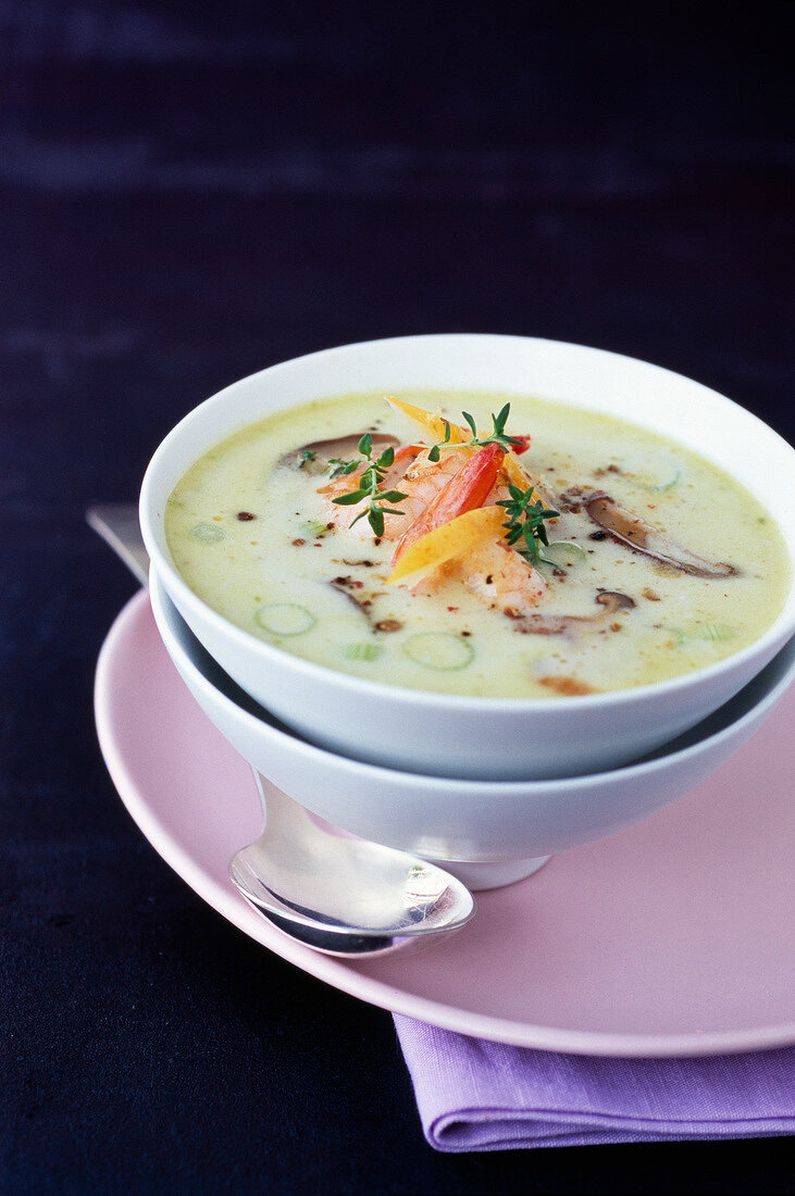 Kokosmilchsuppe mit Pilzen, Garnelen und eingelegten Zitronen