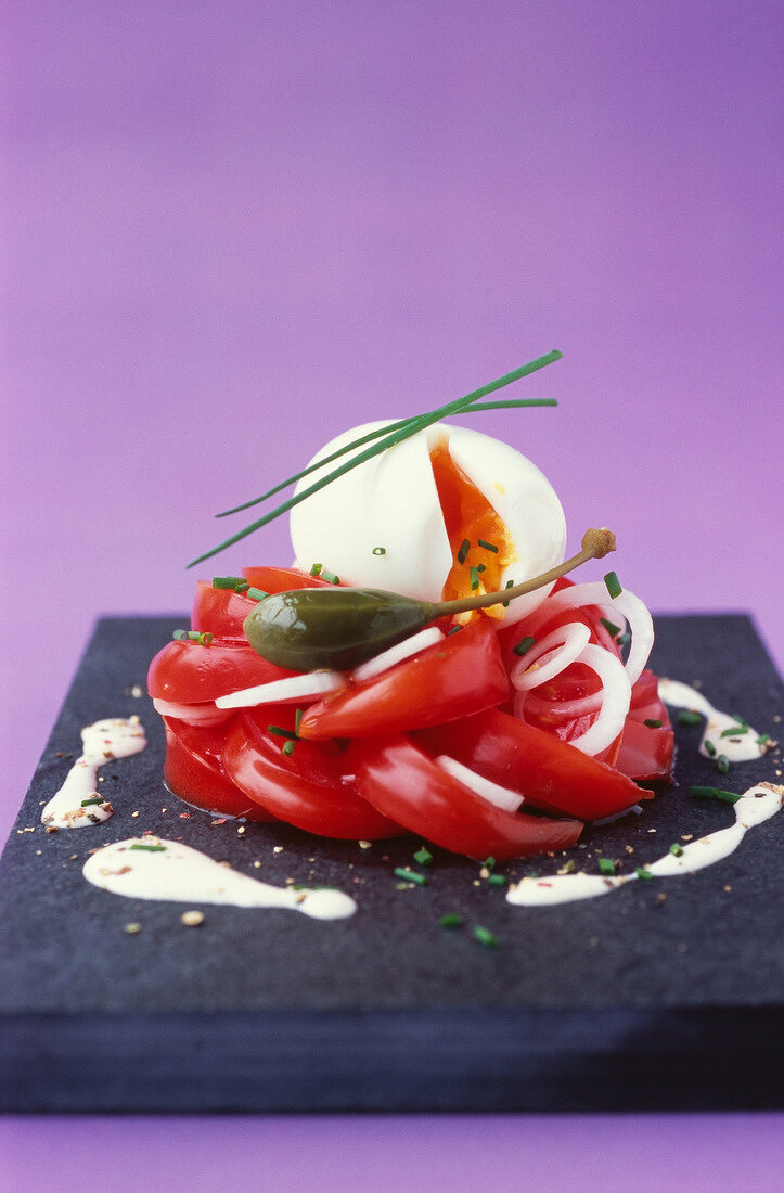 Salat mit Ochsenherztomate und pochiertem Ei