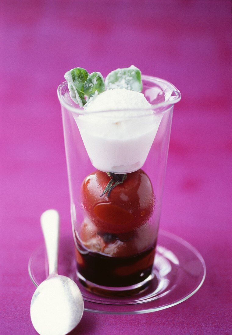 Mozzarellasorbet mit pochierter Kumato-Tomate auf Balsamico-Karamell-Sirup