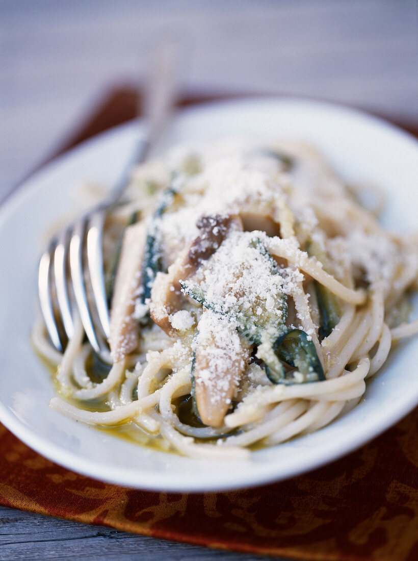 Spaghettis with zucchinis and parmesan