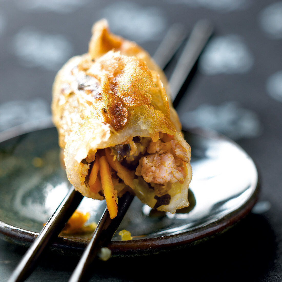 Vietnamesische Frühlingsröllchen mit Garnelen und schwarzen Pilzen