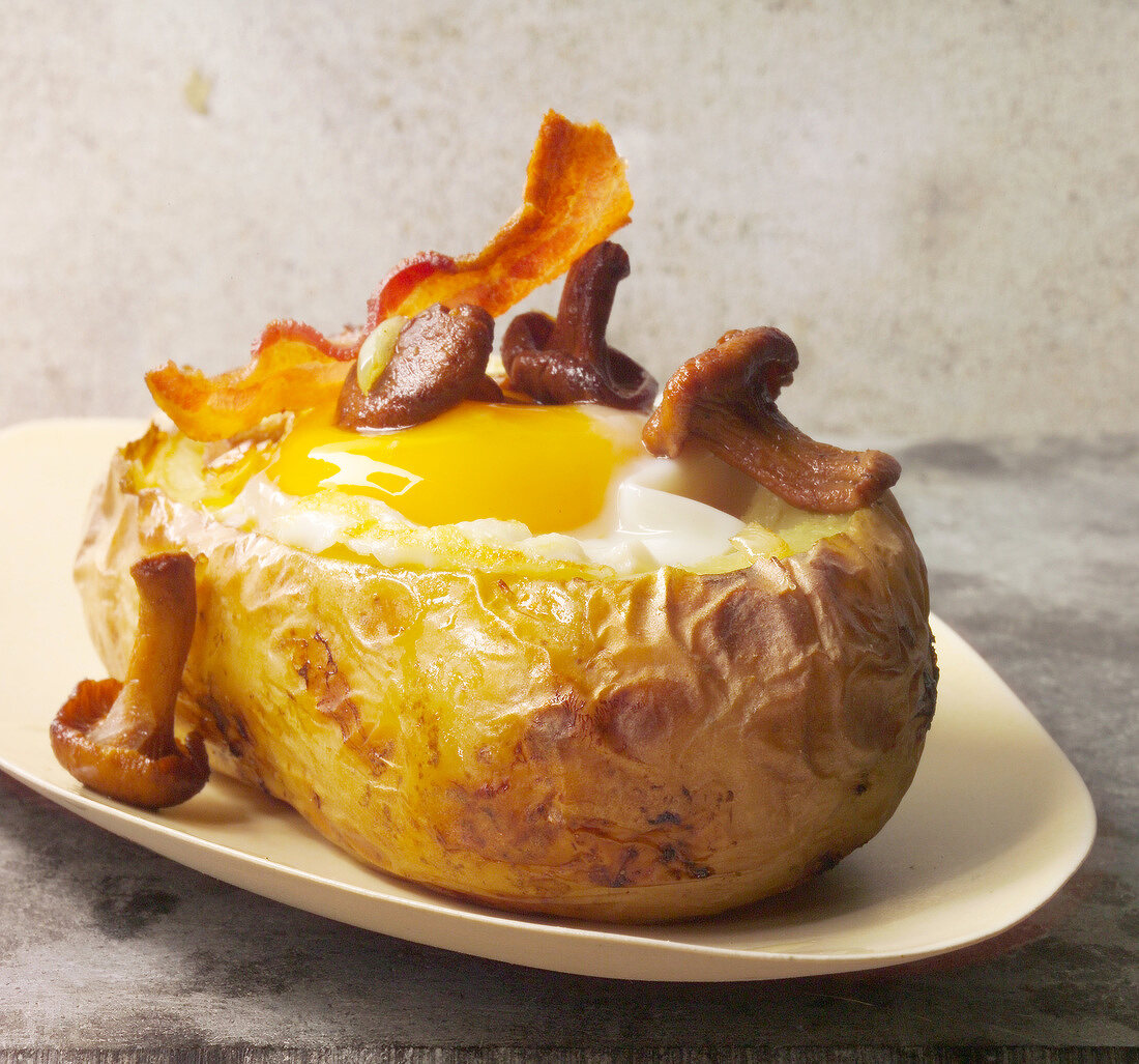 Baked potato with egg