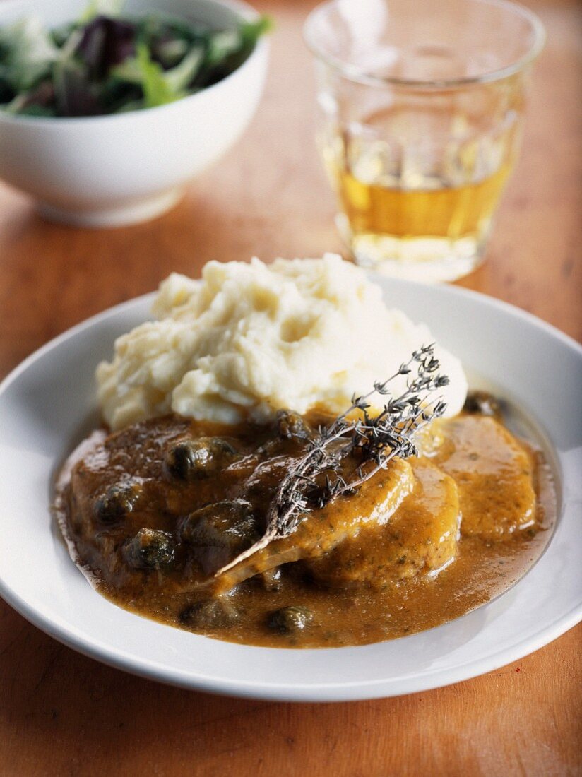 Rinderzunge in pikanter Kapernsauce mit Kartoffelpüree