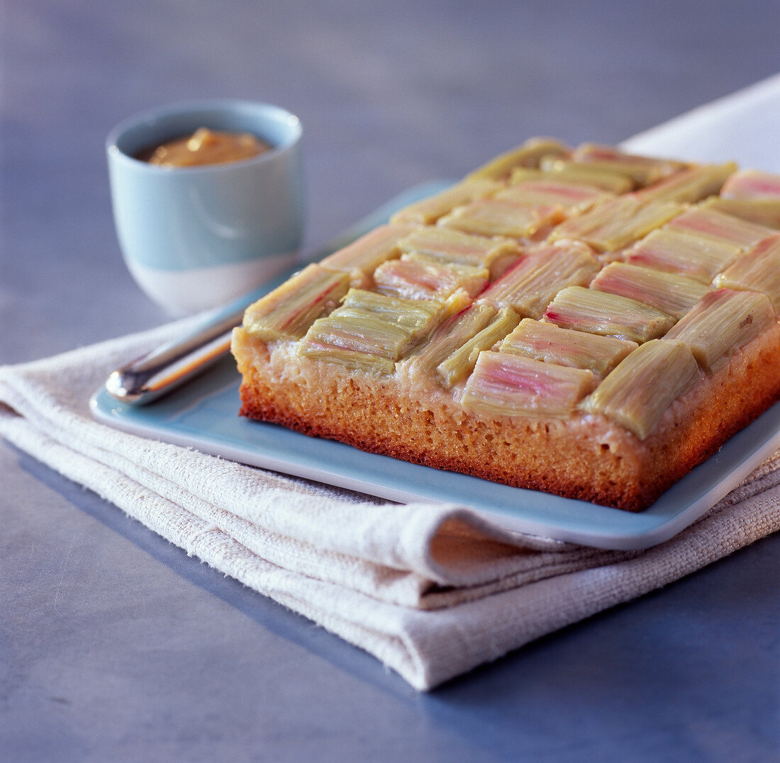 Rhabarber-Bananen-Kuchen mit Zimt