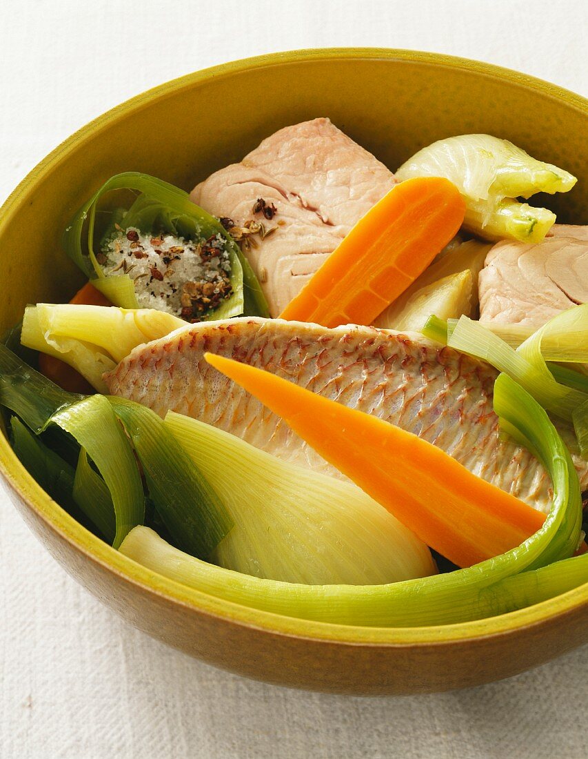 Pot-au-Feu mit Fisch, rohem Gemüse und Gewürzen