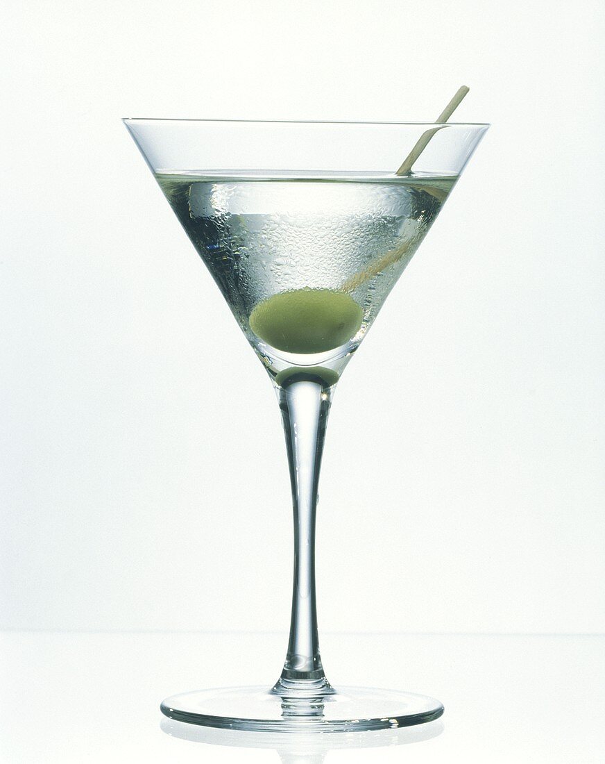 Martini mit grüner Olive in Martiniglas