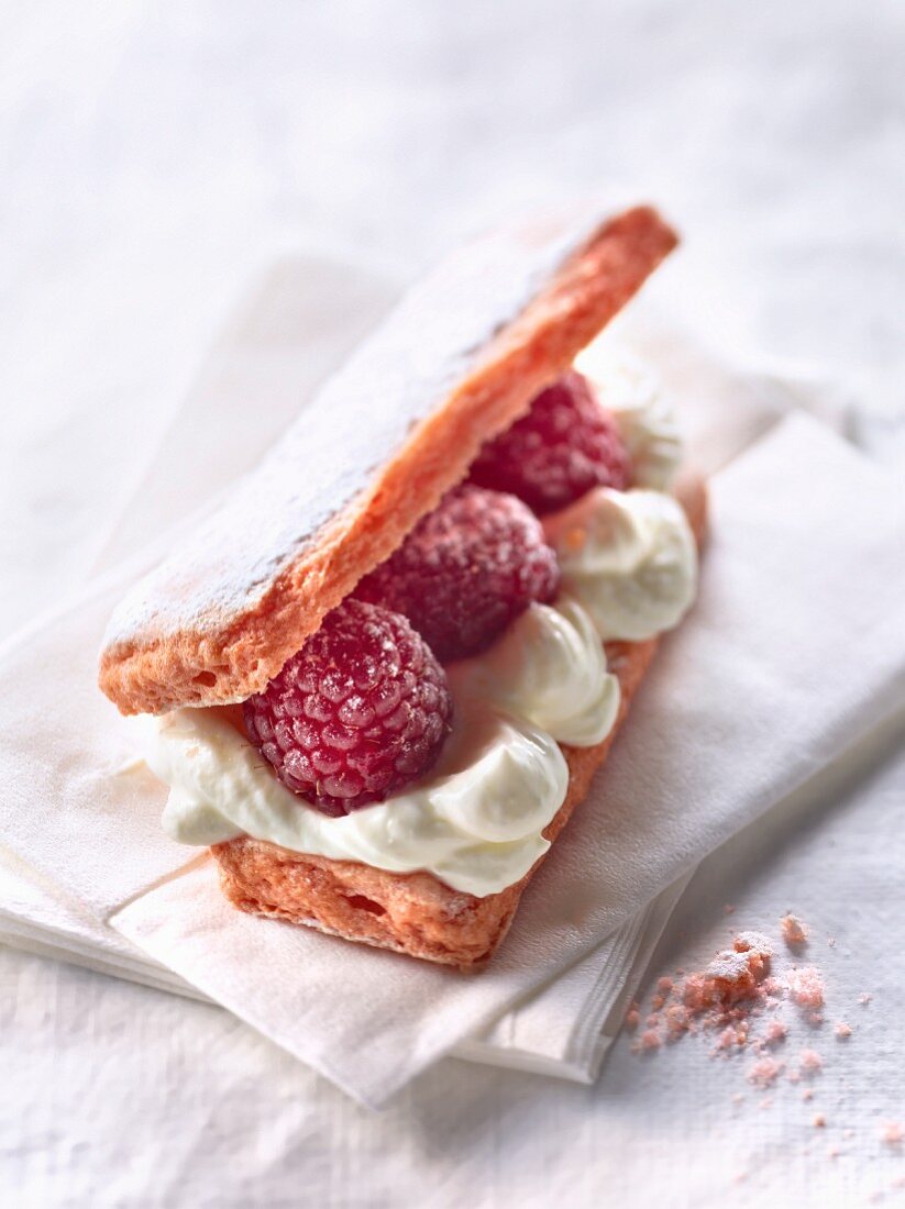Biscuits rose de Reims with cream and raspberries