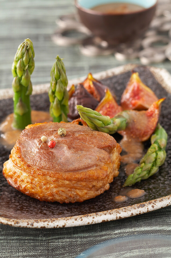 Duck tournedos with asparagus and figs