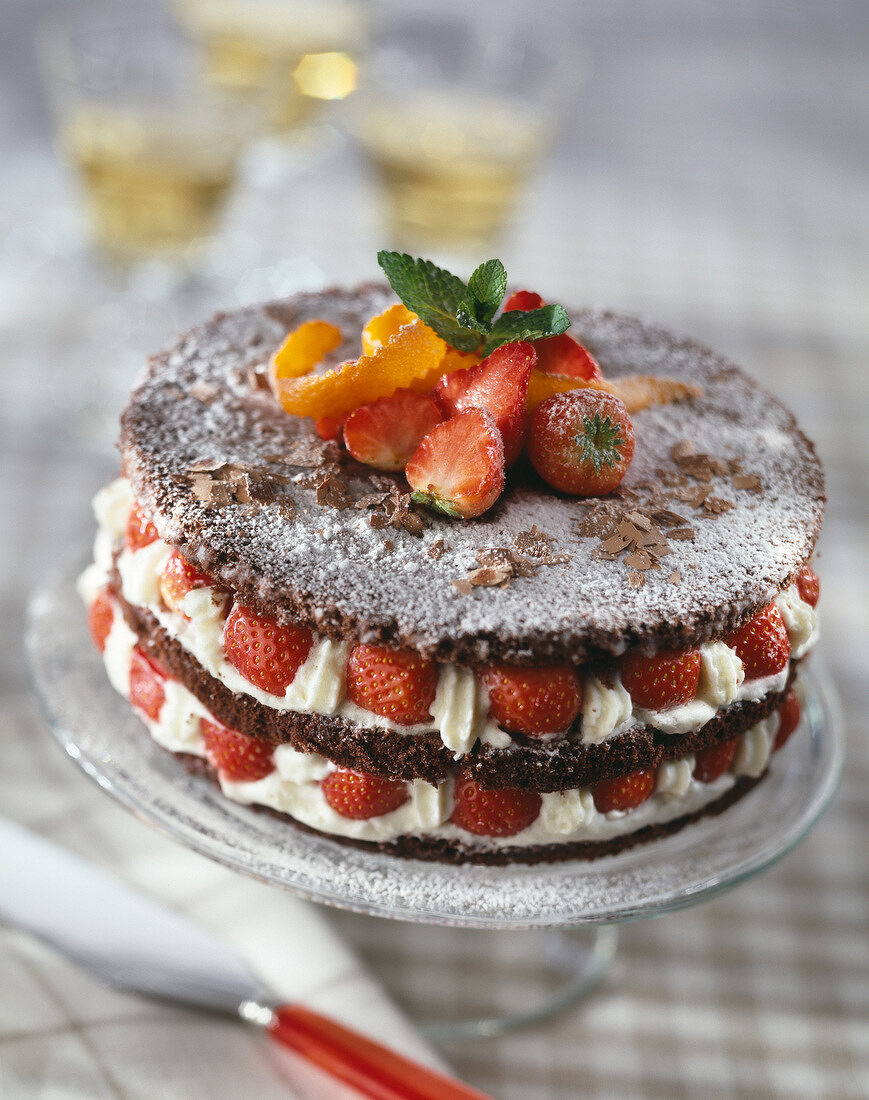 Schokoladentorte mit Sahne und Erdbeeren