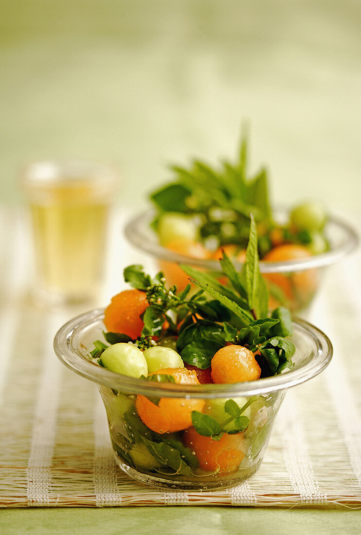 Kleiner Salat mit zweierlei Melonenbällchen