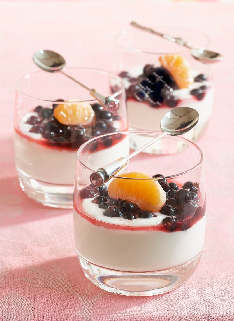 Fromage blanc with blackcurrants and clementines
