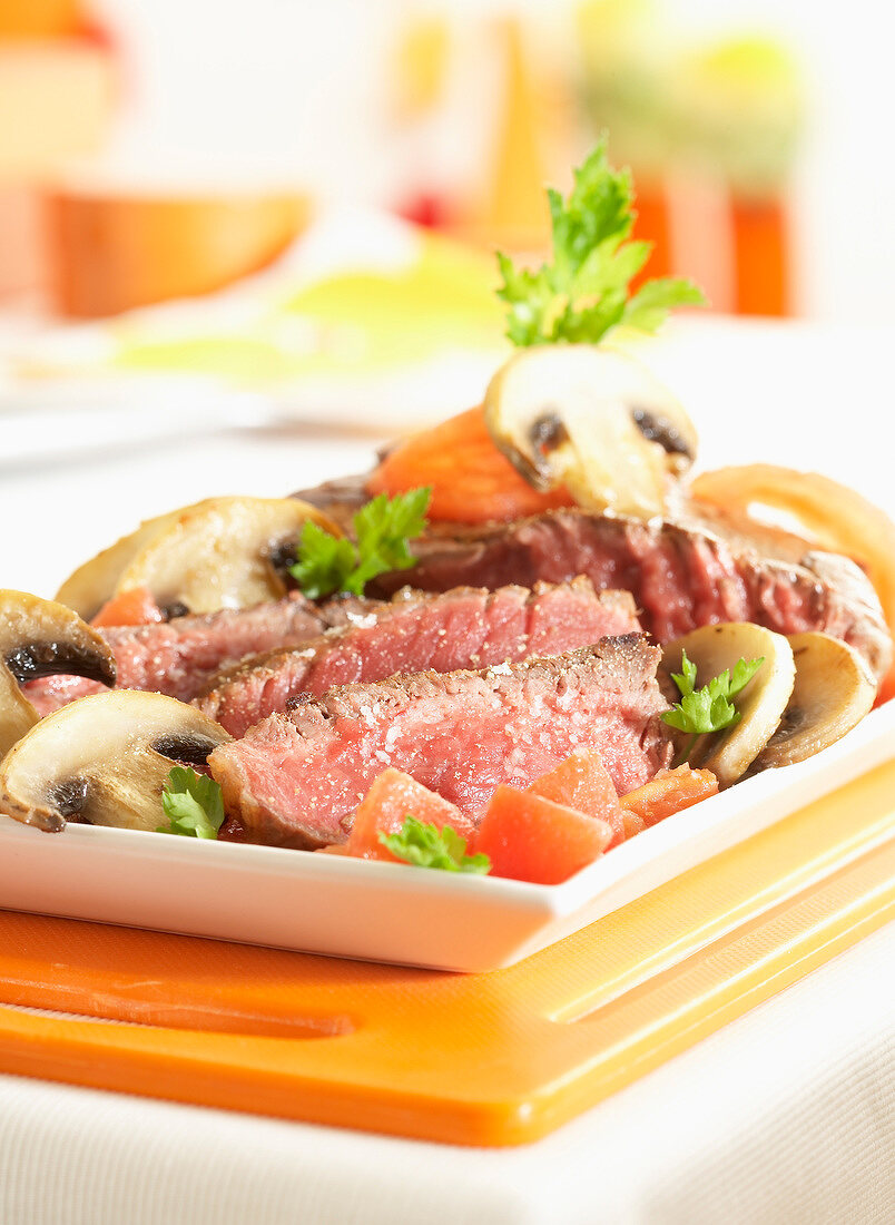 Rumpsteak mit Champignons und Petersilie