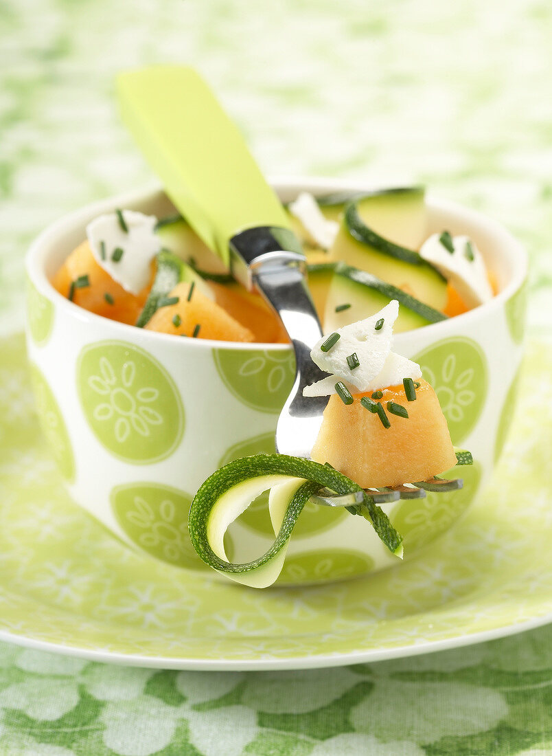 Zucchini-Melonen-Salat mit Ziegenkäse und Schnittlauch