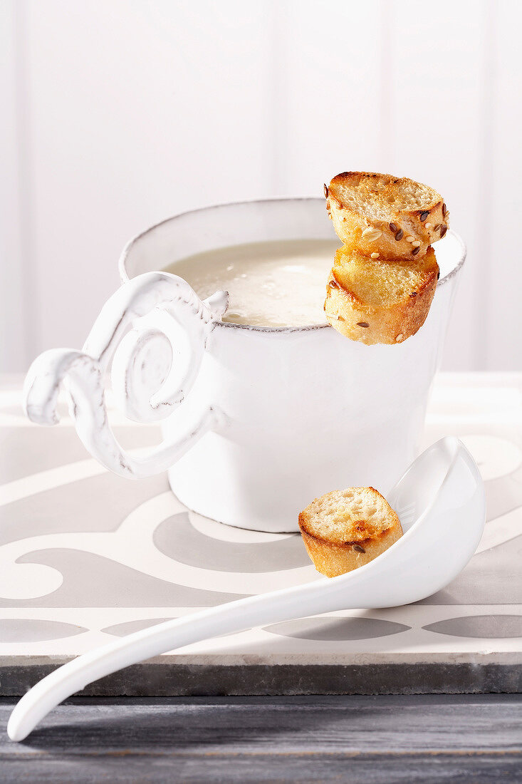 Milch-Zwiebelsuppe mit Sesam-Croûtons